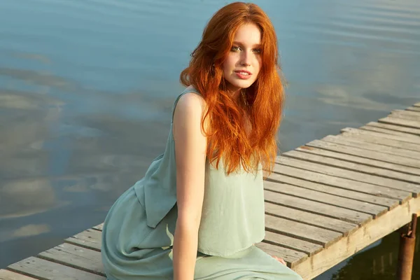 乡村水景下一位红头发的年轻女子的夏季画像. — 图库照片