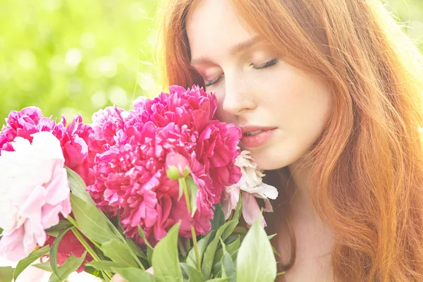 Sommer Nahaufnahme Porträt einer jungen rothaarigen Frau mit Blumen — Stockfoto