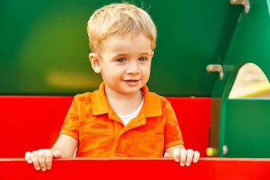 komik küçük çocuk oyun üzerinde. Çocuk slayt üzerinde oynama.