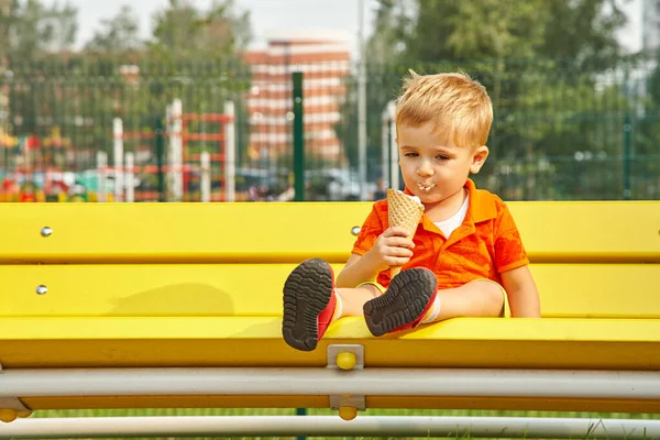 Portret chłopca na świeżym powietrzu. dziecko jedzące lody. — Zdjęcie stockowe