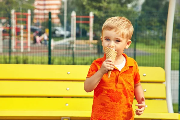 Portret chłopca na świeżym powietrzu. dziecko jedzące lody. — Zdjęcie stockowe