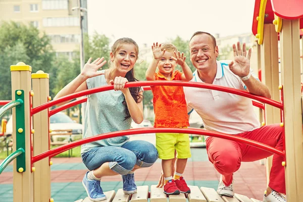 Niño con los padres en un parque infantil. Mamá, papá e hijo. jugar a la familia al aire libre . —  Fotos de Stock