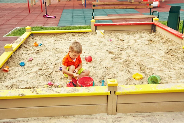 Ενεργό αγοράκι σε παιδική χαρά. παίζοντας το παιδί στο sandbox. — Φωτογραφία Αρχείου