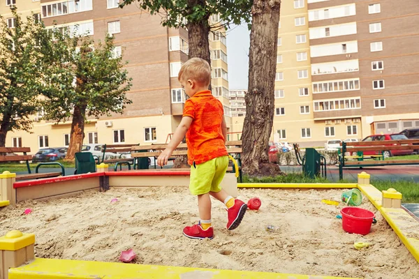 Niño activo en el patio de recreo. niño jugando en sandbox . —  Fotos de Stock