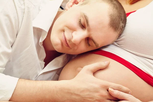 Homme étreignant ventre de sa femme enceinte — Photo