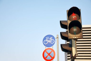 Bisikletçiler için trafik ışığı. Bisiklet yol işaretleri.