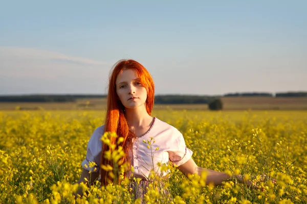 Sexy rossa donna all'aperto. Bella elegante ragazza romantica in campo giallo . — Foto Stock