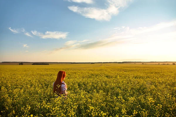 Sexy roodharige vrouw buiten. Mooi stijlvol romantisch jong meisje in geel veld. — Stockfoto