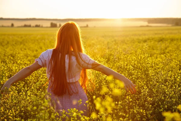 Sexy redhead woman outdoors. Beautiful stylish romantic young girl in yellow field. — Stock Photo, Image