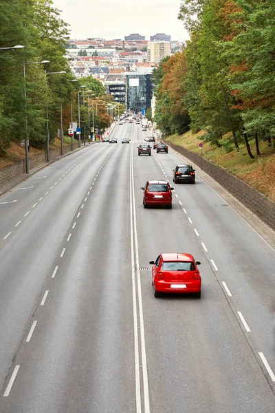 Autópálya, a város. haladó autók az úton. — Stock Fotó