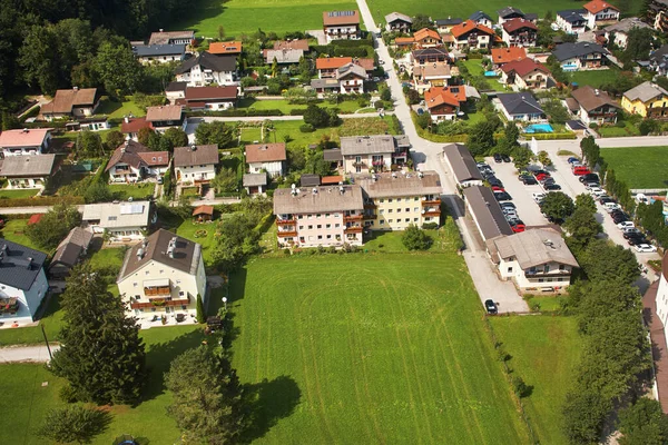 Wohngebiet mit Häusern und Straßen von oben. Stadtbild mit kleinem alten schönen Dorfblick. lizenzfreie Stockfotos