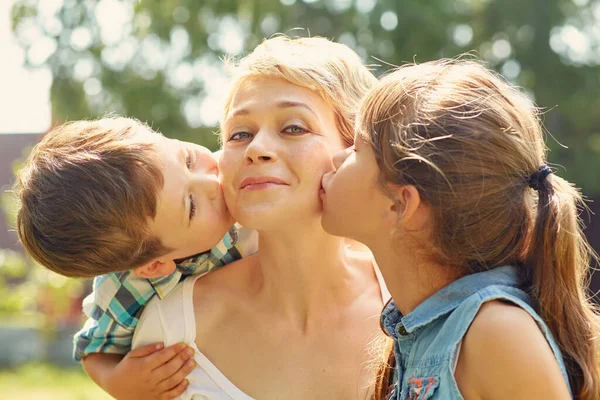 Ritratto di una famiglia felice all'aperto. mamma con bambini in estate. Madre e figli . — Foto Stock