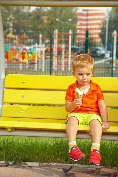 Retrato al aire libre de un niño pequeño. niño comiendo helado . —  Fotos de Stock