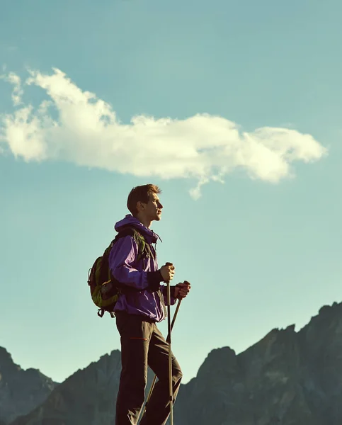 Climber on trail in the mountains. a man with a backpack in a hike. — Stock Photo, Image