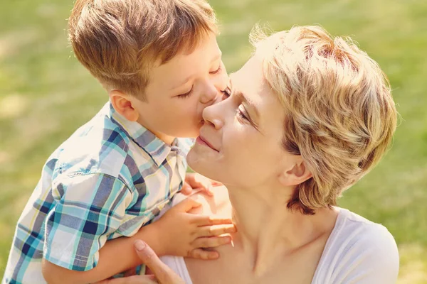 Mamma felice con figlio che si bacia. Madre e figlio . — Foto Stock