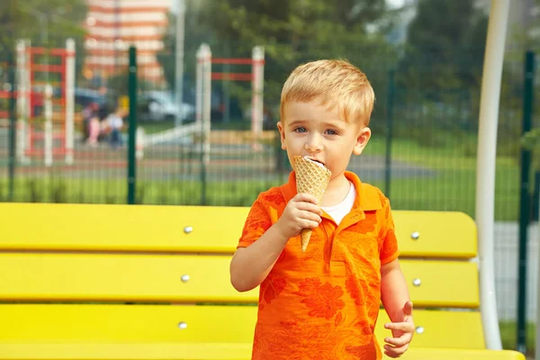 Outdoor portret van een kleine jongen. kinderen die ijs eten. — Stockfoto