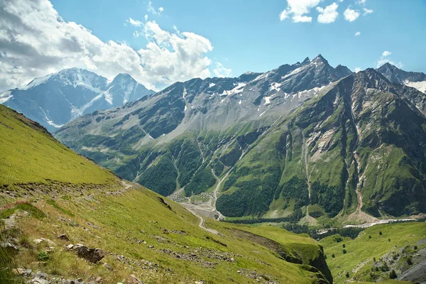 Paisaje alpino de verano. fondo natural de montaña . — Foto de Stock