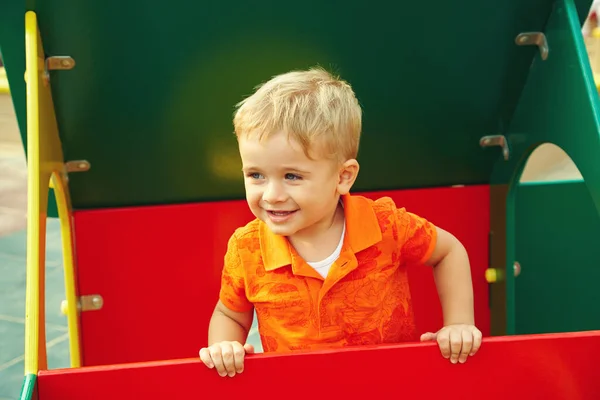 Bambino divertente al parco giochi. giocare bambino . — Foto Stock