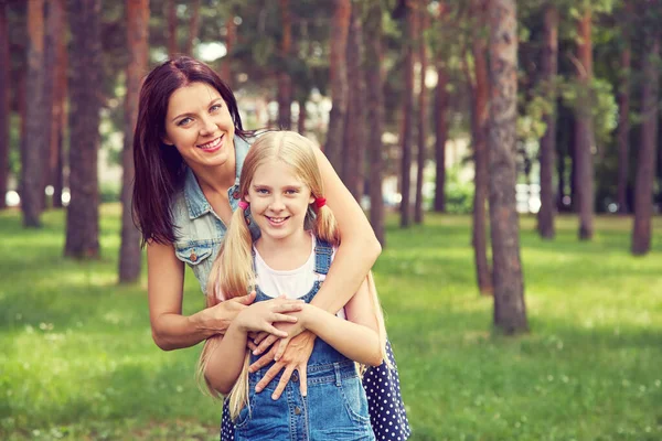Portrait of mom and daughter in a park. mother and child. relaxing family. — Stock Photo, Image