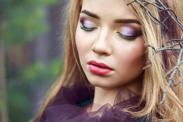 Außenporträt einer schönen jungen blonden Frau — Stockfoto