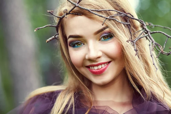 Retrato al aire libre de una hermosa joven rubia — Foto de Stock