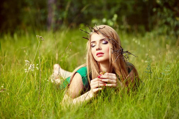 Outdoor portret van een mooie jonge blonde vrouw — Stockfoto