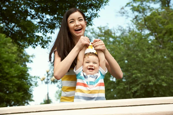 Mor med sitt barn utomhus. Mamma och son går i sommarparken. — Stockfoto