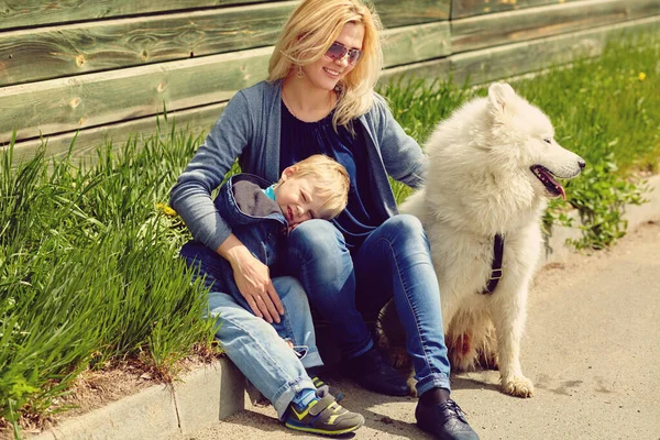 Outdoor portret moeder, zoon en hond. kind en mam wandelen samoyed laika. — Stockfoto