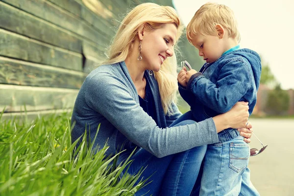 Figlio e madre che camminano all'aperto. bambino e mamma a piedi . — Foto Stock