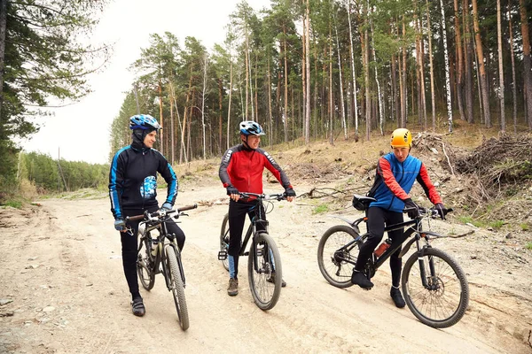 Grupp cyklister på en skogsväg — Stockfoto