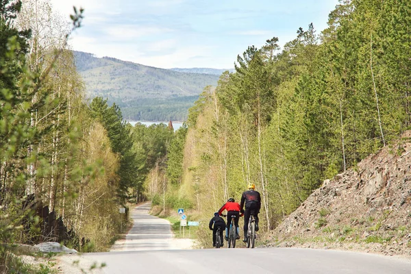 Grupp cyklister på en skogsväg — Stockfoto