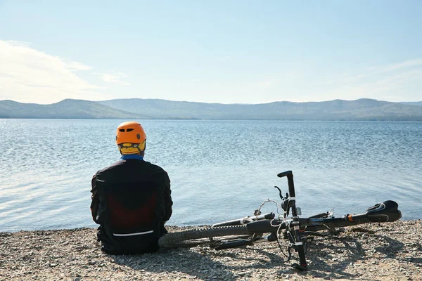 山地湖畔的骑自行车者 — 图库照片