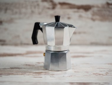 Ahşap arka plan üzerinde İtalyan espresso makinesi
