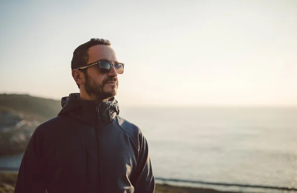 Retrato de um homem com óculos de sol — Fotografia de Stock