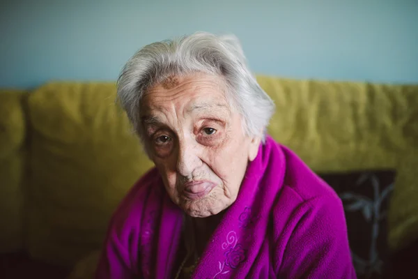 Femme âgée qui sort sa langue — Photo