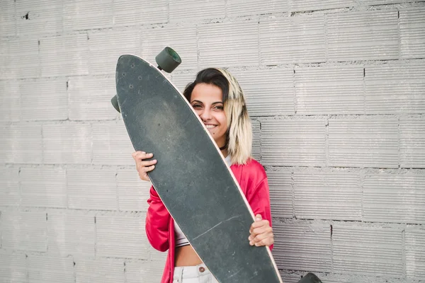 Casual jeune femme avec son longboard — Photo