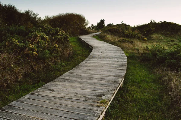 Trä strandpromenaden i Frouxeira beach — Stockfoto