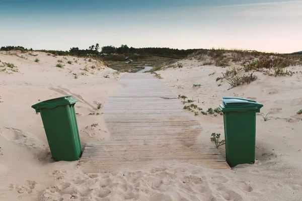 Two trash can on the beach — Stock Photo, Image