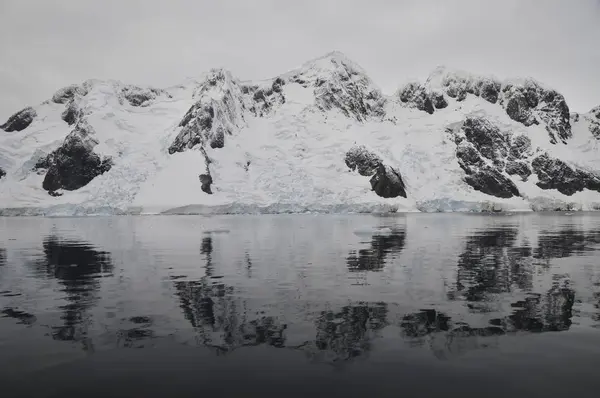 Montanhas antárticas refletidas no mar — Fotografia de Stock