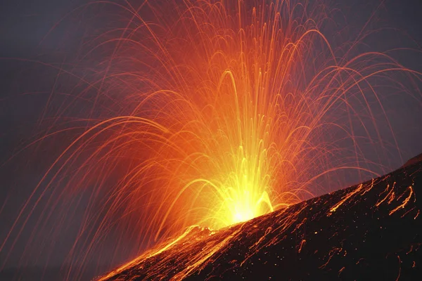 Erupción de Krakatau en el estrecho de Sunda —  Fotos de Stock