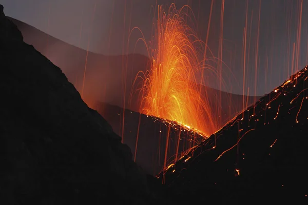 Erupção de Stromboli nas Ilhas Eólias — Fotografia de Stock