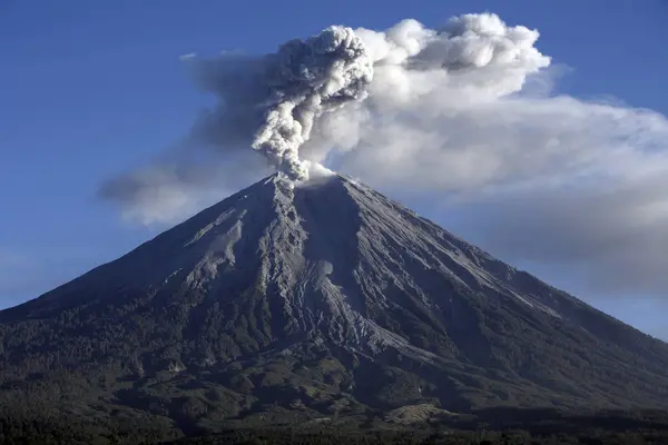 Semeru utbrott på ön Java — Stockfoto