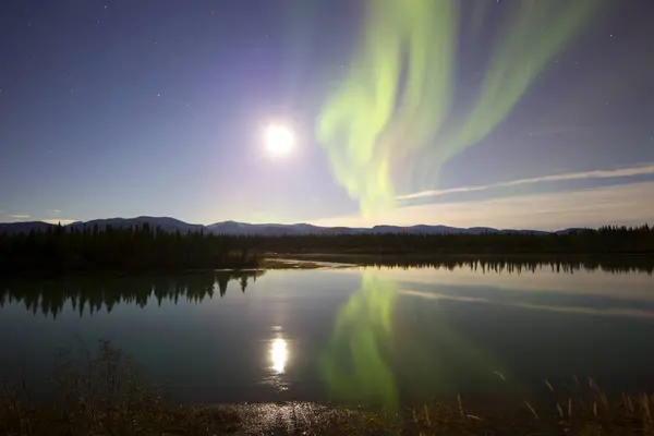 Aurora borealis en volle maan — Stockfoto