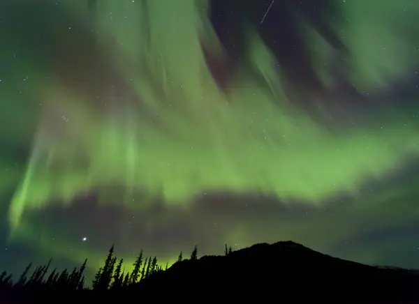 Aurora boreale oltre la montagna — Foto Stock