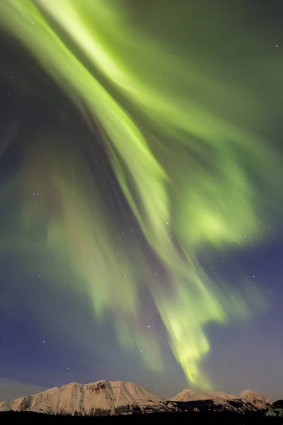 Polarlichter über dem smaragdgrünen See — Stockfoto