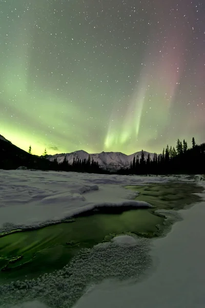 Aurora borealis au-dessus des montagnes — Photo