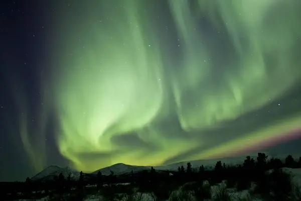 Aurora boreal sobre la montaña — Foto de Stock