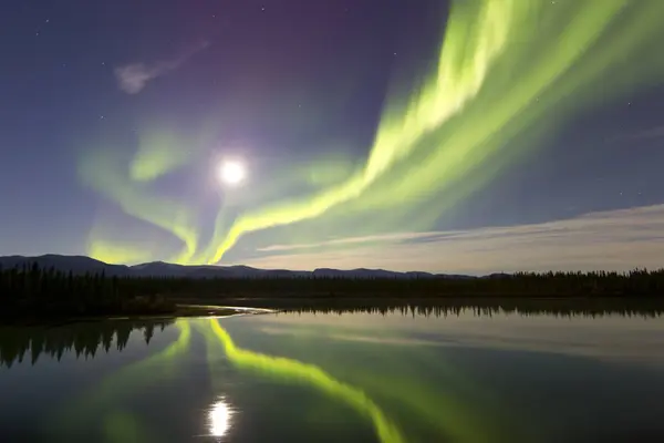 Aurora borealis och fullmåne över floden — Stockfoto