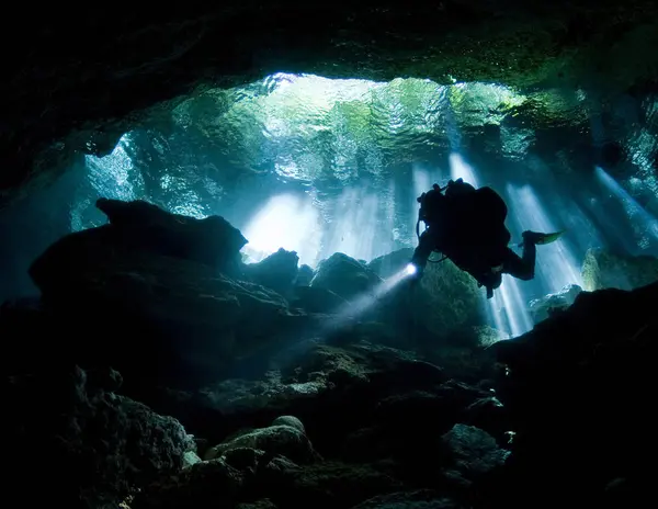 Diver entering Taj mahal cavern — Stock Photo, Image