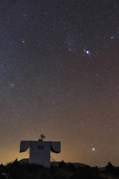 Souhvězdí Orion a Sirius nad observatoř — Stock fotografie